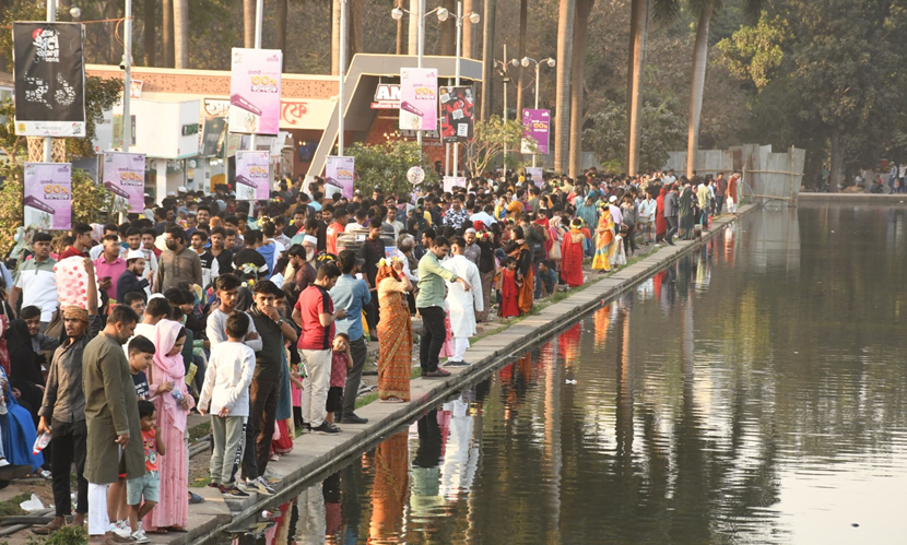 এরকম লোকে লোকারণ্য বইমেলার আবহ গুটিকয়েক দিনেই দেখা যায়। তার মধ্যে একটি ছিল আজ। ছবি: সারাবাংলা