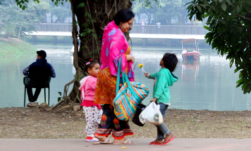 শাহবাগের ফুল বাজার থেকে চেয়ে কিংবা কুড়িয়ে আনা ফুলই এসব শিশু বিক্রির জন্য বেছে নেয়। ছবি: সারাবাংলা