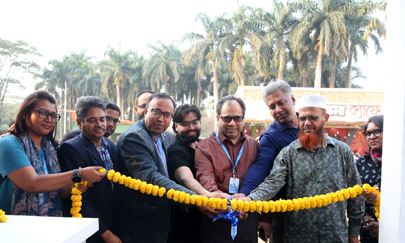 সোহরাওয়ার্দী উদ্যানের বইমেলা প্রাঙ্গণে স্টল উদ্বোধন করেন সারাবাংলার সম্পাদক ও প্রকাশক সাইফুল ইসলাম সিদ্দিক। ছবি: সারাবাংলা