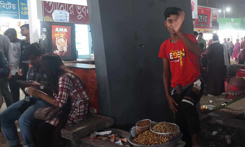 এইসব হকাররা দেয়াল টপকে মেলায় ঢোকে। ছবি: সারাবাংলা