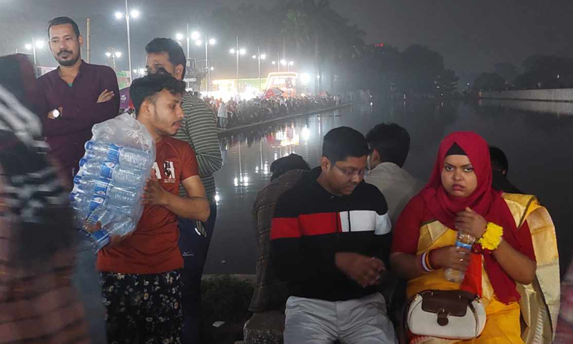 মেলায় যেকোনো ধরনের প্লাস্টিকের ব্যবহার নিষিদ্ধ থাকলেও হকাররা বিক্রি করছে প্লাস্টিক বোতলের পানি। ছবি: সারাবাংলা