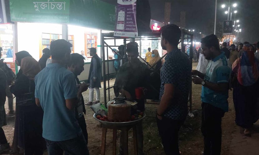 সন্ধ্যা হতেই দেখা মেলে চানাচুরওয়ালার। ছবি: সারাবাংলা
