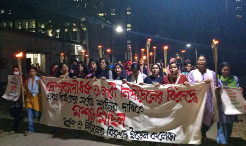 নারী নিরাপত্তার দাবিতে ইডেন ছাত্রীদের মশাল মিছিল