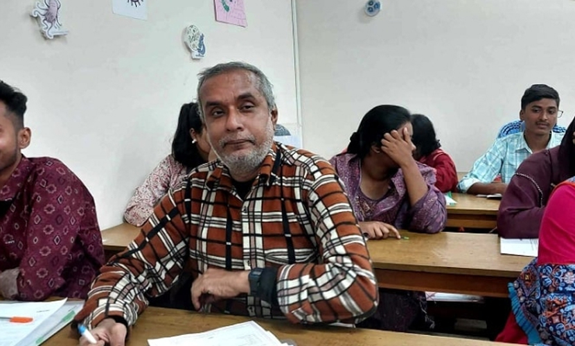 জবির ভর্তি পরীক্ষায় ৫৫ বছর বয়সী তপু