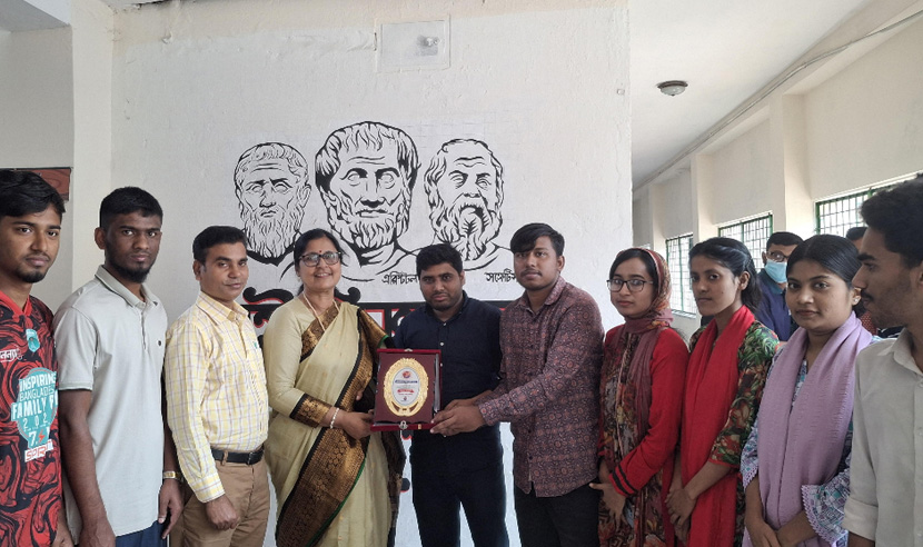 বিদায়বেলায় শিক্ষার্থীদের ভালোবাসায় সিক্ত তিতুমীর কলেজের অধ্যক্ষ