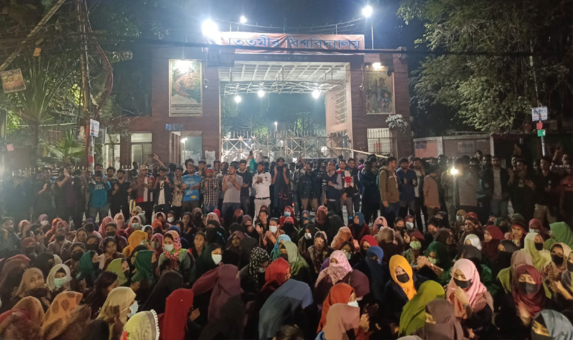 তিতুমীর কলেজে শিক্ষার্থীদের অনশনে মশার প্রকোপ, ডেঙ্গুর আশঙ্কা