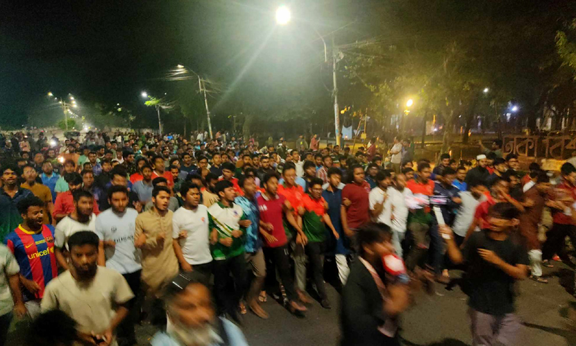 পুলিশের ওপর বাম নেতাকর্মীদের হামলার প্রতিবাদে মধ্যরাতে ঢাবিতে বিক্ষোভ