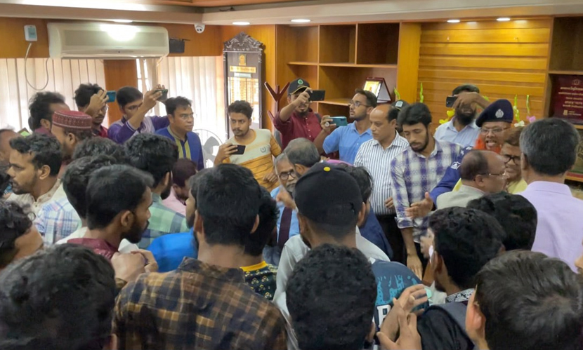 ইবির ভিসি কার্যালয়ে হট্টগোল, নেপথ্যে রেজিস্ট্রার পদ