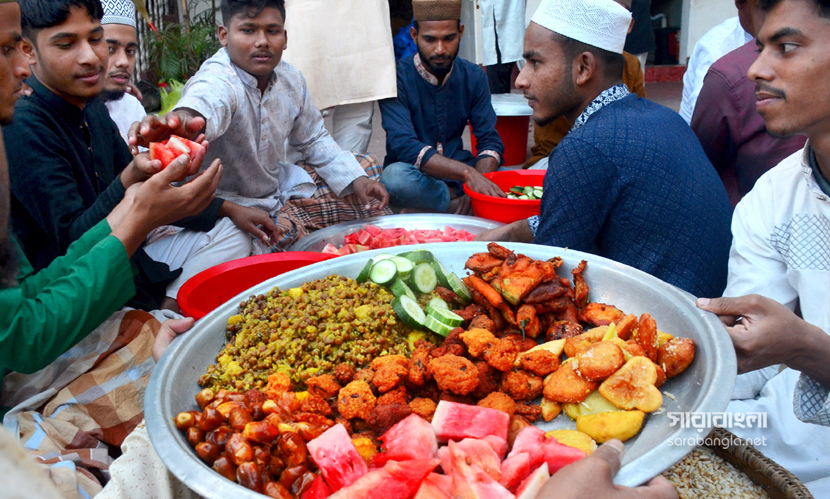 একসঙ্গে ইফতার করার মধ্যে সওয়াব হাসিল হয়, তাই এরকম আয়োজনও থাকে। ছবি: সারাবাংলা