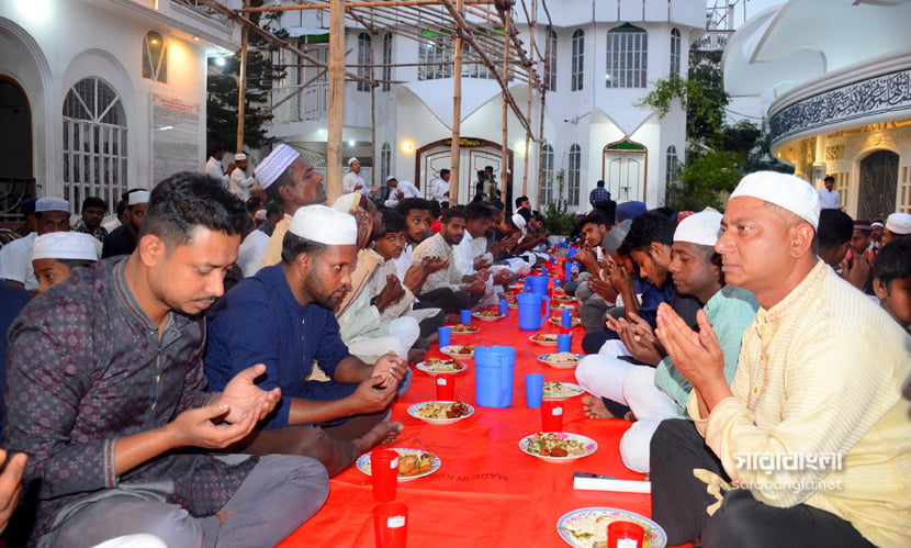 ইফতারের আগে আল্লাহর দরবারে মোনাজাতে অংশ নেন সবাই। ছবি: সারাবাংলা