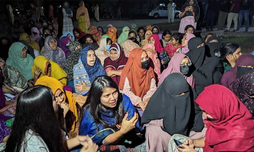 রাবির ছাত্রী হলে আসন বণ্টনে অনিয়মের প্রতিবাদে বিক্ষোভ
