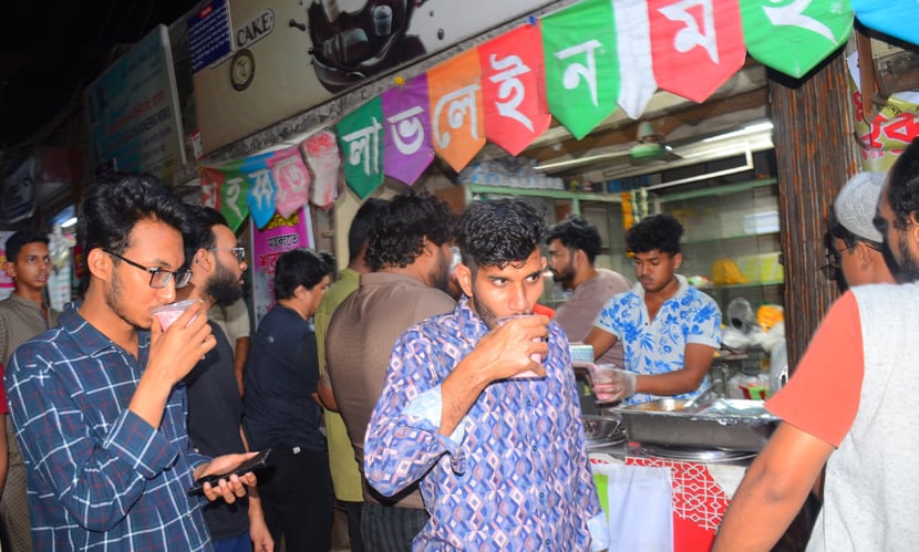 নগরীর লাভ লেইন এলাকায় প্রতিদিনই লাল মিয়ার মহব্বতের শরবত কিনতে ভিড় করেন অসংখ্য মানুষ। ছবি: সারাবাংলা