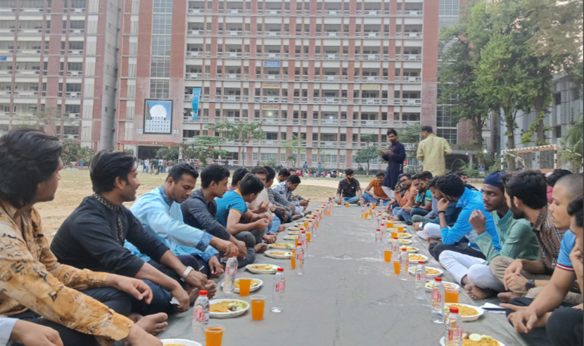 মায়ের হাতের রান্নার অভাব, তবু আনন্দে ভরা ইফতার