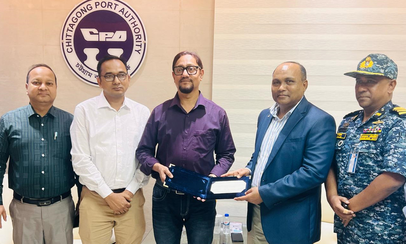 চট্টগ্রাম বন্দরের চেয়ারম্যান চসিক মেয়য়ের কাছে ১০০ কোটি টাকার চেক হস্তান্তর করেন। ছবি: সংগৃহীত