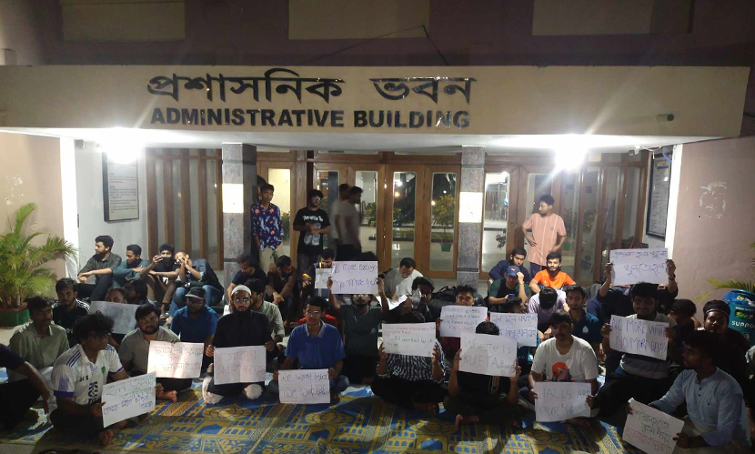 খোলেনি কুয়েটের আবাসিক হল, অবস্থানের ঘোষণা শিক্ষার্থীদের