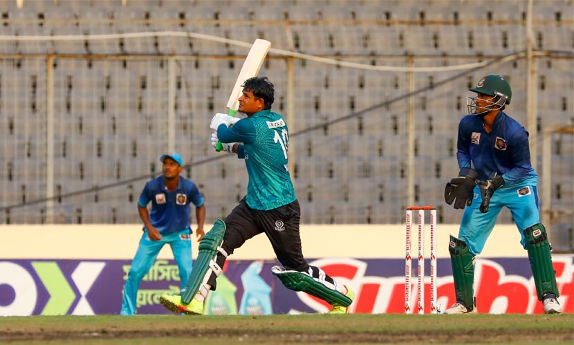শেষ ওভারে নাসুমের ছক্কায় ‘ফাইনালে’ মোহামেডান শেষ ওভারে নাসুমের ছক্কায় ‘ফাইনালে’ মোহামেডান
