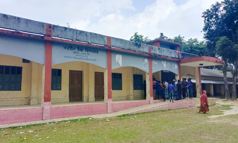 এক স্কুলে ‘২ প্রধান শিক্ষক’, দ্বন্দ্বের খেসারত দিচ্ছে শিক্ষার্থীরা!