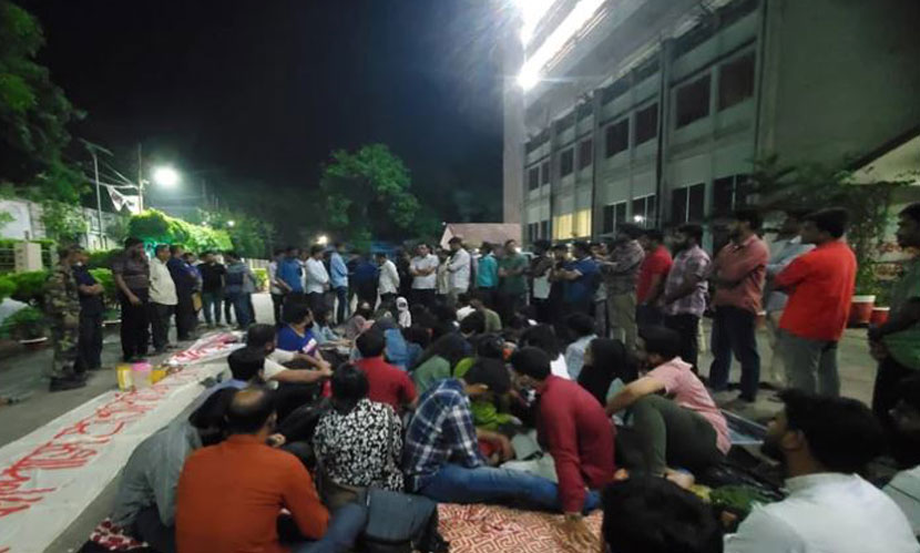 মূল ক্যাম্পাসে ফেরানোর সিদ্ধান্ত চূড়ান্ত, অনশন ভাঙলেন চবি চারুকলার শিক্ষার্থীরা
