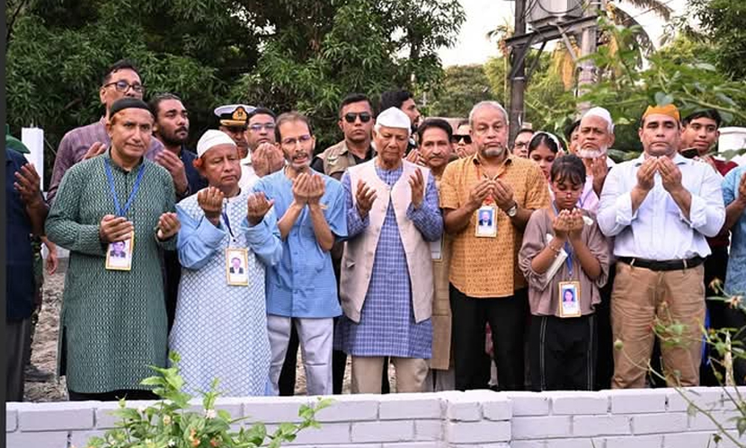 দাদা-দাদীসহ প্রয়াত স্বজনদের কবর জিয়ারত করেন ড. মুহাম্মদ ইউনূস। ছবি: সংগৃহীত
