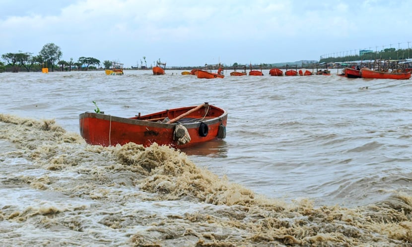 উত্তাল সাগরের ঢেউ আছড়ে পড়ছে তীরে। ছবি: সারাবাংলা