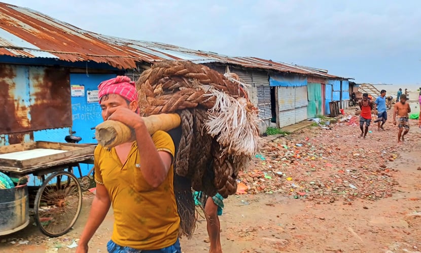 সাগর উত্তাল থাকায় জেলেরা জাল নিয়ে ঘরে ফিরছে। ছবি: সারাবাংলা