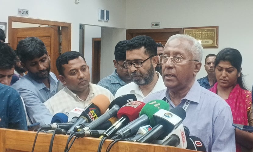 বৈঠক শেষে কথা বলছেন ইসির সিনিয়র সচিব আখতার আহমেদ। ছবি: সারাবাংলা