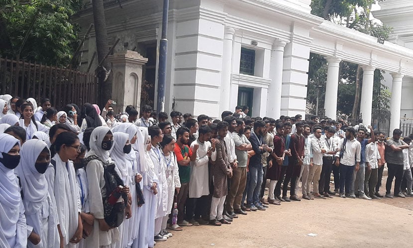 হাইকোর্টের সামনে পলিটেকনিকের শিক্ষার্থীদের অবস্থান