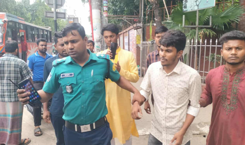 নামাজ পড়তে এসে ছাত্রলীগ নেতা আটক