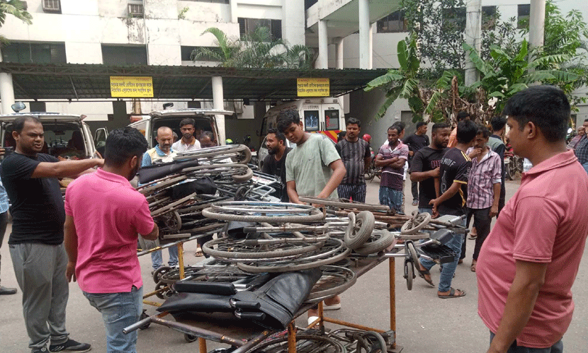 ঢামেকে অভিযান চালিয়ে ২১ অবৈধ হুইল চেয়ার জব্দ ঢামেকে অভিযান চালিয়ে ২১ অবৈধ হুইল চেয়ার জব্দ