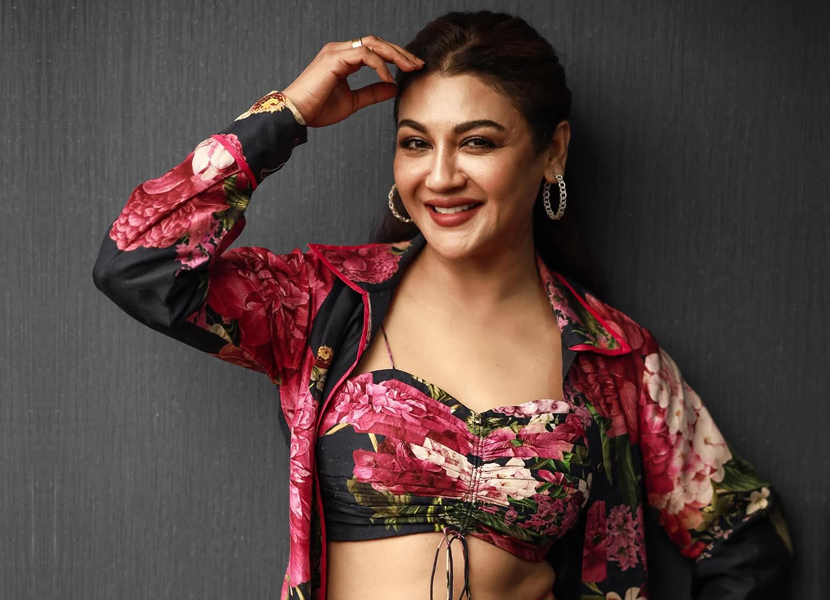 দুটি দেশে সমান জনপ্রিয়তায় তারকা হয়ে উঠেছেন তিনি