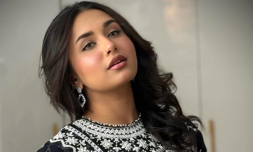 টিকটক ভিডিও, স্টাইল, গ্ল্যামার এবং ব্যক্তিগত জীবন নিয়ে প্রায়ই শিরোনামে থাকেন তিনি