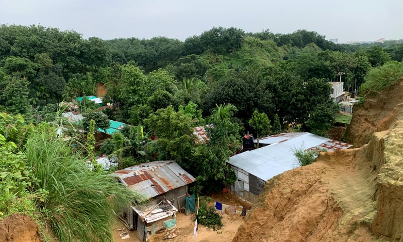টিলার পাদদেশে এভাবেই বাড়িঘর তৈরি করে জীবনের ঝুঁকি নিয়ে বসবাস করছে মানুষ। ছবি: সারাবাংলা