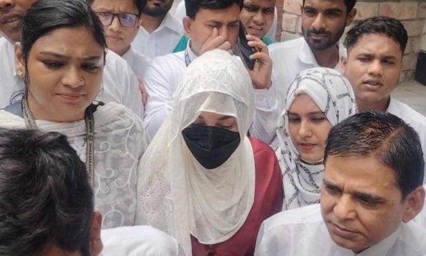 আদালতে বোরকা আর হিজাব পরে আসেন অপু বিশ্বাস। শুনানি শেষে তাকে জামিন দেন বিচারক