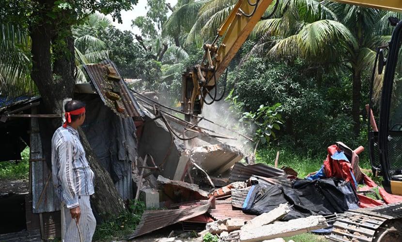 সাগর উপকূল দখল করে ‘শেখ রাসেল মিনি স্টেডিয়াম’, গুঁড়িয়ে দিল প্রশাসন। ছবি: সারাবাংলা