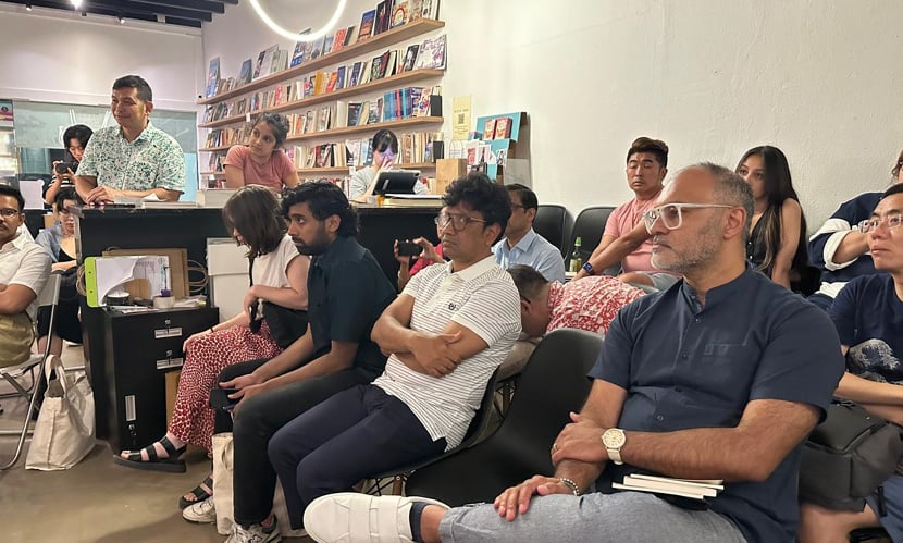 সিঙ্গাপুরের ডাক্সটন রোডে অবস্থিত সাহিত্য প্রতিষ্ঠান ‘বুক বার’-এ ‘মেমোরিয়াল ক্লাব’র প্রকাশনা উৎসবটি অনুষ্ঠিত। ছবি: সংগৃহীত