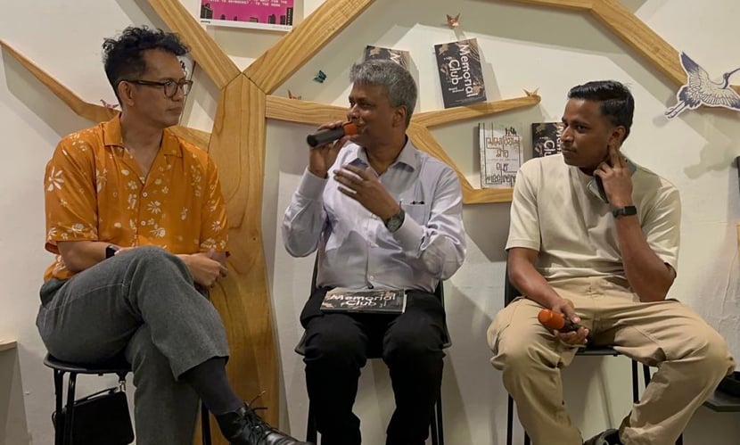 সিঙ্গাপুরের ডাক্সটন রোডে অবস্থিত সাহিত্য প্রতিষ্ঠান ‘বুক বার’-এ ‘মেমোরিয়াল ক্লাব’র প্রকাশনা উৎসবটি অনুষ্ঠিত। ছবি: সংগৃহীত