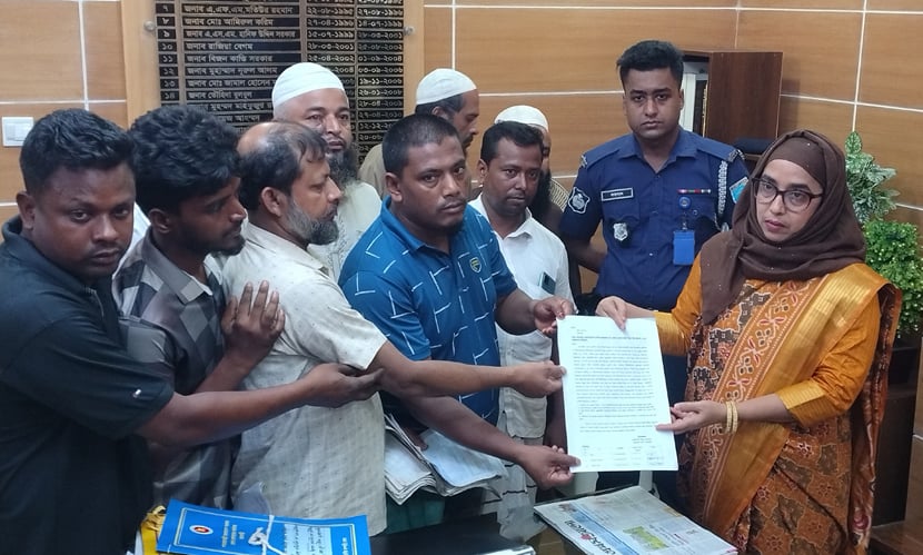 ১৬ লাখ টাকা আত্মসাতের অভিযোগে প্রতিকার চেয়ে ভুক্তভোগীদের আবেদন। ছবি: সারাবাংলা