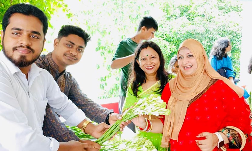 রাজেন্দ্র কলেজ বাংলা বিভাগ অ্যালামনাই অ্যাসোসিয়েশনের (আরসিবিডিএ) পুনর্মিলনী অনুষ্ঠানে আগত প্রাক্তনীদের বরণ করে নেওয়া হচ্ছে। ছবি: সংগৃহীত