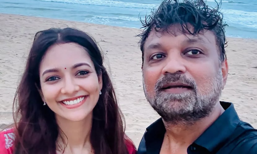 একটি সেলফি— সমুদ্রের পাড়ে দাঁড়িয়ে হাস্যোজ্জ্বল দুই মুখ। পরিচালক সৃজিত মুখার্জি এবং অভিনেত্রী সুস্মিতা চট্টোপাধ্যায়ের সেই মুহূর্তটি এখন টলিপাড়ার আলোচনার কেন্দ্রবিন্দু