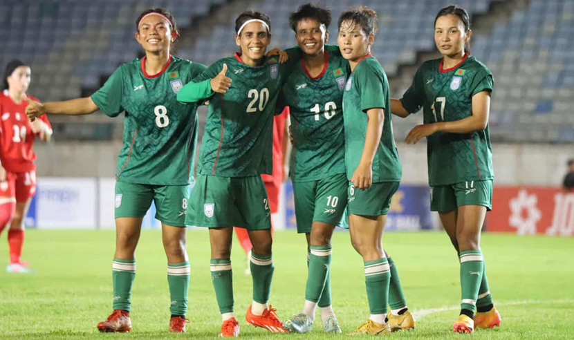 ইতিহাস গড়া নারী ফুটবল দলকে ক্রীড়া মন্ত্রণালয়ের ৫০ লাখ টাকা পুরস্কার