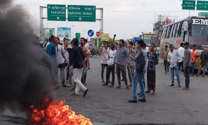 ফরিদপুরে ভাঙ্গা এক্সপ্রেসওয়ে টায়ার জালিয়ে সড়ক অবরোধ।