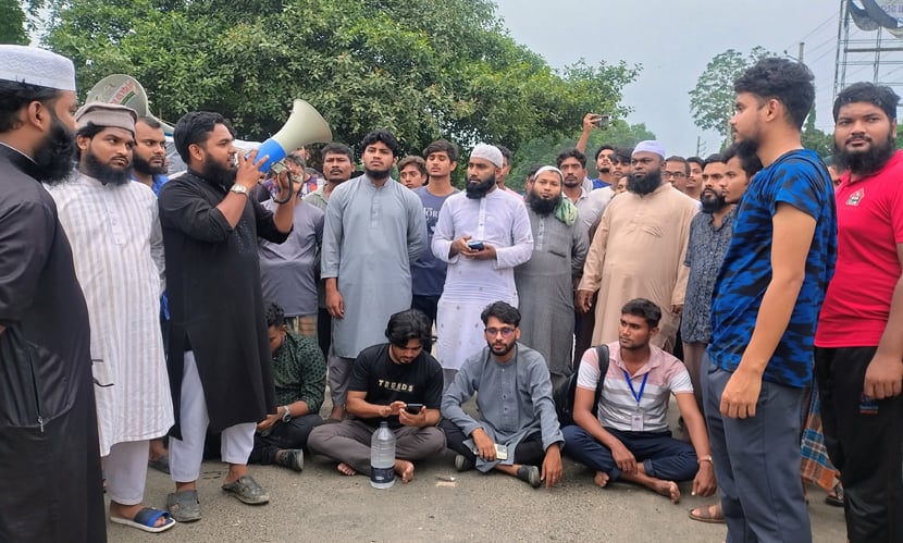 এনসিপির বহরে হামলার প্রতিবাদে রাজবাড়ীতে ঢাকা-খুলনা মহাসড়ক অবরোধ করেছে নেতাকর্মীরা।