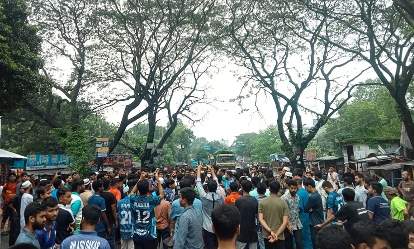মহাসড়ক ‘ব্লকেড’ করেছেন ইসলামী বিশ্ববিদ্যালয়ের শিক্ষার্থীরা।