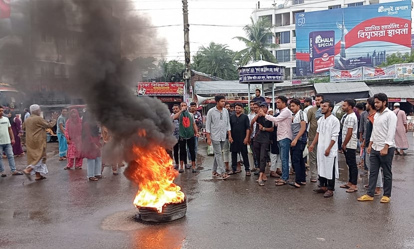 সাতক্ষীরার খুলনা মোড়ে ছাত্র-জনতার অবস্থান কর্মসূচি