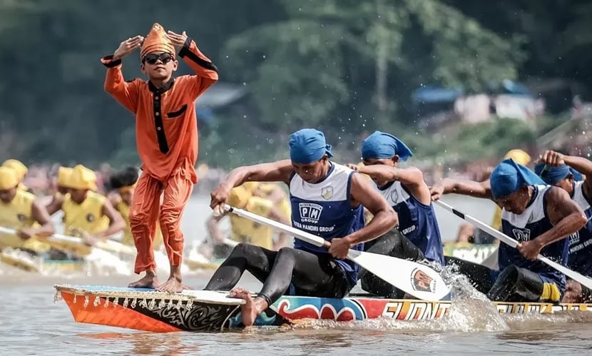 গ্রামের ছেলে থেকে বিশ্বতারকা— কাঁপছে মাঠ, মাতছে সোশ্যাল মিডিয়া!