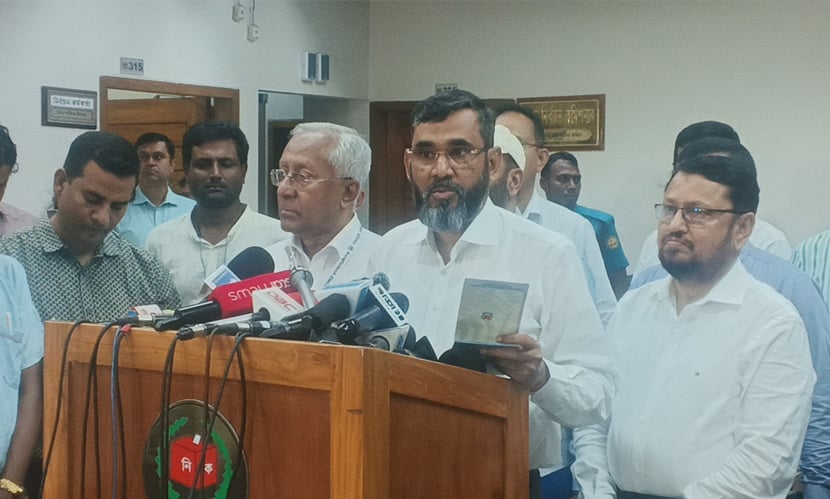বৈঠক শেষে কথা বলছেন নির্বাচন কমিশনার ব্রিগেডিয়ার জেনারেল (অ.) আবুল ফজল মো. সানাউল্লাহ। ছবি: সারাবাংলা