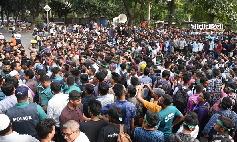 জবি ক্যাম্পাস নির্মাণসহ ৫ দফা দাবিতে শিক্ষার্থীদের আন্দোলন। ছবি: সারাবাংলা