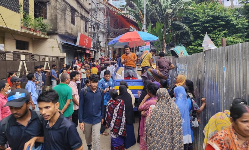 টিসিবির এই ট্রাকচাপায় মারা যান রণজিত কর্মকার। ছবি: সারাবাংলা