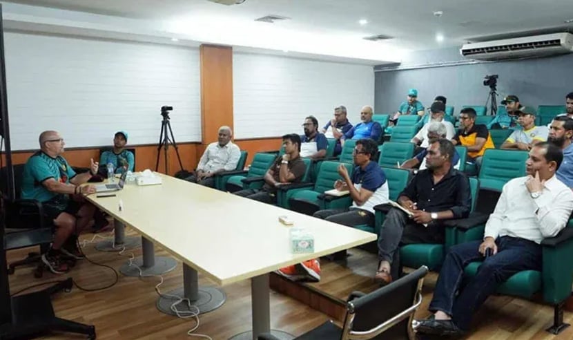 দেশীয় কোচদের শেখাচ্ছেন জুলিয়ান উড