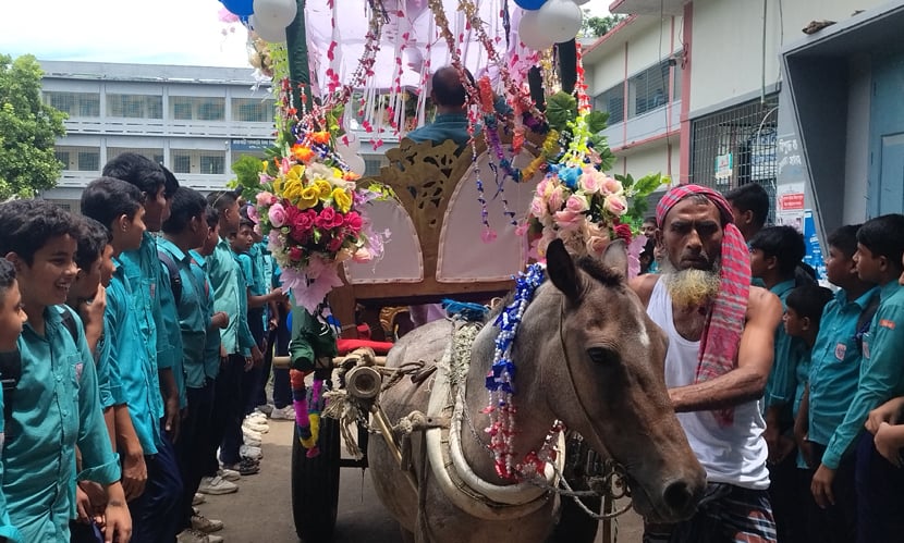 বিদায়ী শিক্ষককে ঘোড়ায় চড়িয়ে শিক্ষার্থীদের উচ্ছ্বাস